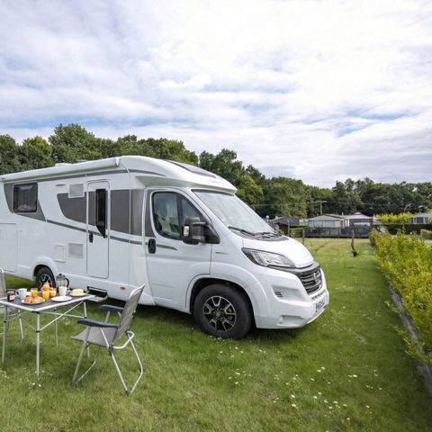 STAANPLAATS - Standplaats | Privilege | Tent | Voertuig +7m | 100m² - 120m² | Elektriciteit | Water