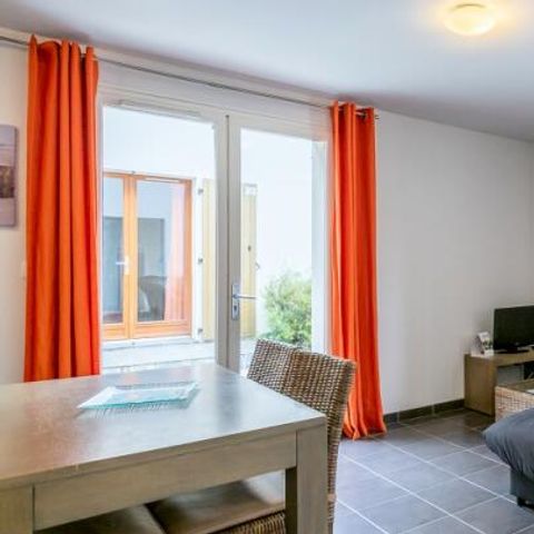 APARTMENT 4 people