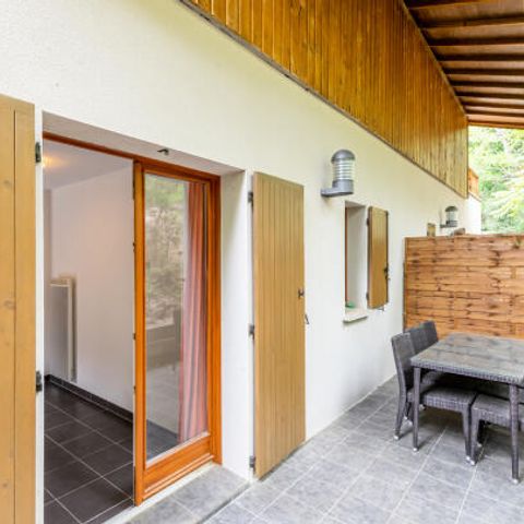 APARTMENT 6 people