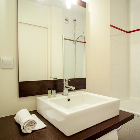 APARTMENT 6 people