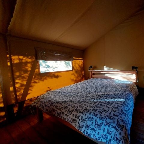 TENTE TOILE ET BOIS 6 personnes - y compris les installations sanitaires