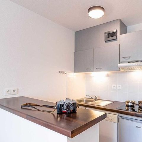 APARTMENT 5 people