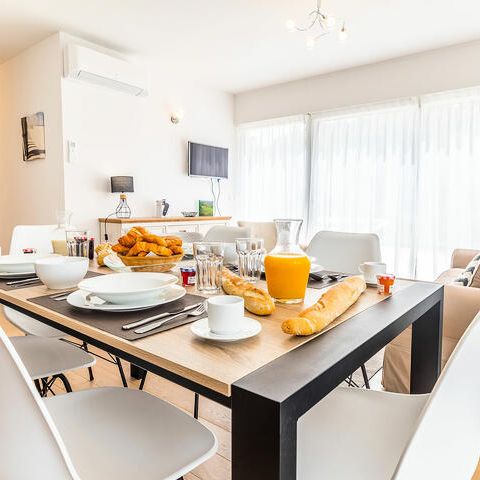 APARTMENT 6 people