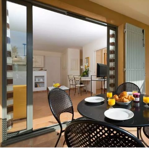 APARTMENT 4 people