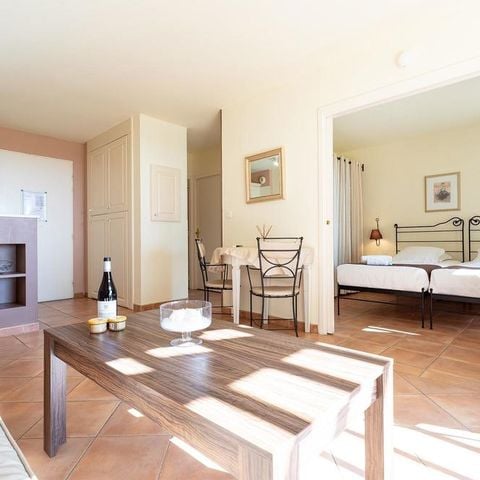 APARTMENT 6 people