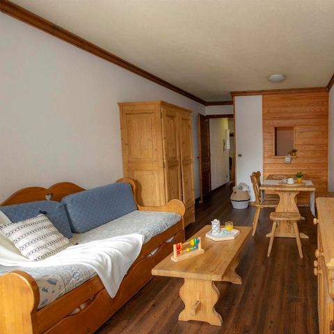 APARTMENT 5 people