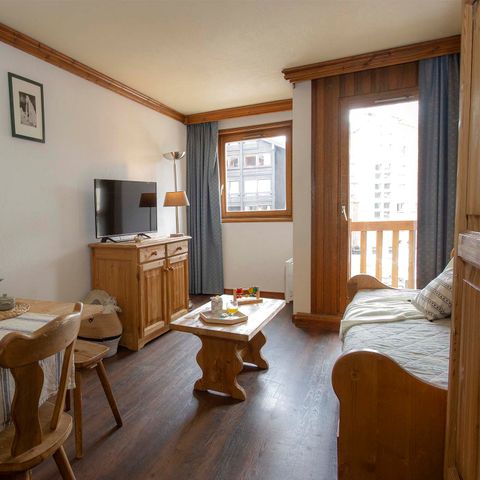 APARTMENT 6 people