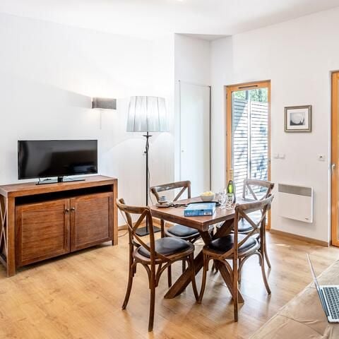 HOUSE 4 people