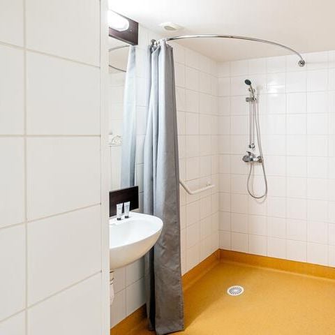 HOUSE 4 people