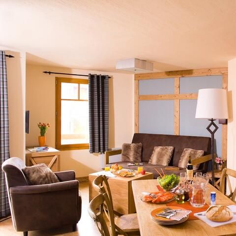 APARTMENT 4 people