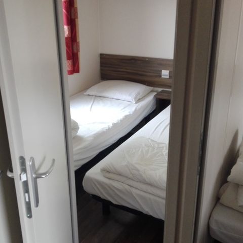 Stacaravan 6 personen - 006 (3 slaapkamers, 1 badkamer met douche) - Airconditioning, TV - Overdekt terras