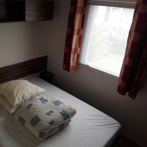 Stacaravan 6 personen - 006 (3 slaapkamers, 1 badkamer met douche) - Airconditioning, TV - Overdekt terras