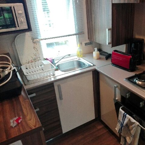 Stacaravan 6 personen - 006 (3 slaapkamers, 1 badkamer met douche) - Airconditioning, TV - Overdekt terras