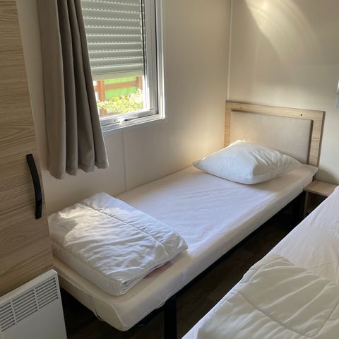 Stacaravan 8 personen - 008 (3 slaapkamers, 2 doucheruimtes) - Airconditioning, TV, Afwasmachine - Overdekt terras