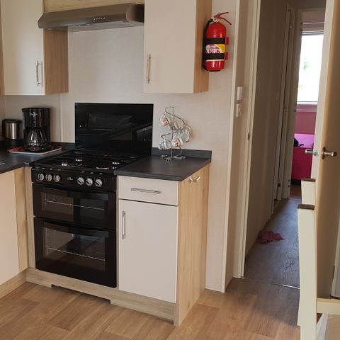 Stacaravan 5 personen - 2 slaapkamers - 1 badkamer met douche - (Airconditioning, TV, Afwasmachine, Wasmachine) - Afgesloten overdekt terras - 011