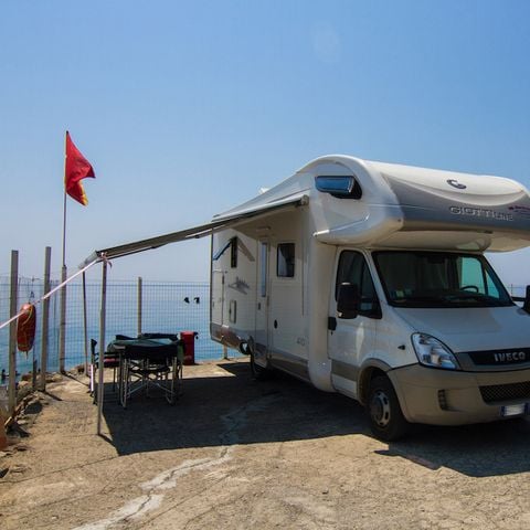 Kampeerplaats - Auto en caravan of auto en aanhanger/tent + elektriciteit 4 kW/h inbegrepen