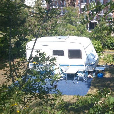 EMPLACEMENT - Caravane + voiture