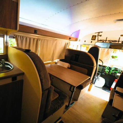 Caravan 4 persons - Schoolbus