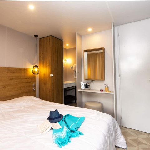 Mobilheim 4 Personen - Cottage „Comfort“, 33 m² – 2 Schlafzimmer + halb überdachte Terrasse + TV + 2 Badezimmer + Seeblick, für 4 Personen