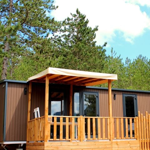 Mobilheim 4 Personen - Cottage „Comfort“, 33 m² – 2 Schlafzimmer + halb überdachte Terrasse + TV + 2 Badezimmer + Seeblick, für 4 Personen