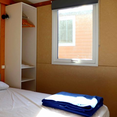 Chalet 6 Personen - Chalet „Komfort“, 35 m² – 3 Schlafzimmer + integrierte Terrasse + TV + Seeblick, für 6 Personen