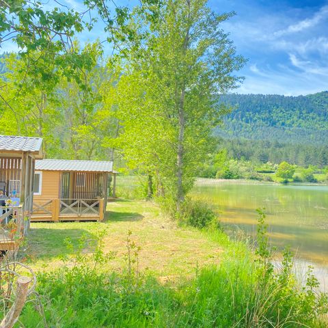 CHALET 4 persone - Chalet sul lago, 28 m², categoria “Comfort” – 2 camere da letto + terrazza integrata + TV, 4 persone