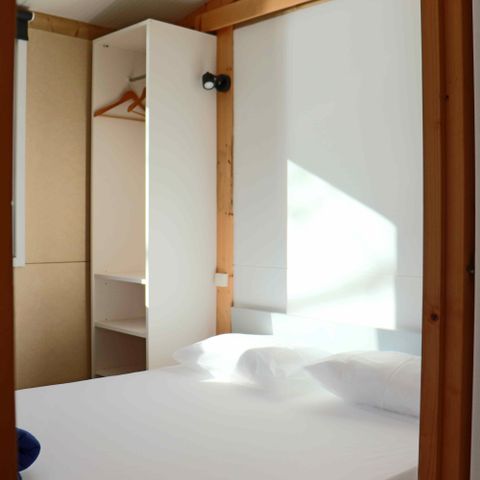 CHALET 4 persone - Chalet sul lago, 28 m², categoria “Comfort” – 2 camere da letto + terrazza integrata + TV, 4 persone