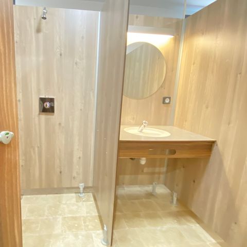 Stellplatz - Stellplatz Confort - Stromanschluss 10A + Wasser + 120m²