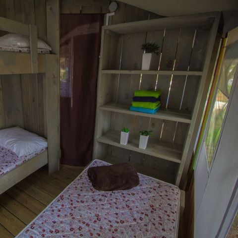 Tente en toile et en bois 5 personnes - Luxury safari tent sanitaire