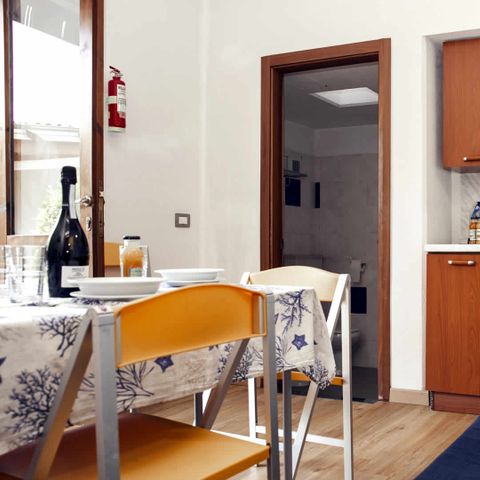 HOUSE 4 people
