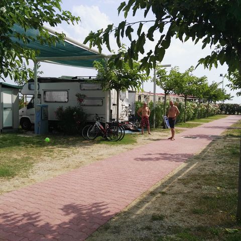 PLOT - Oleandri pitch 6x8 m. with sanitary facilities