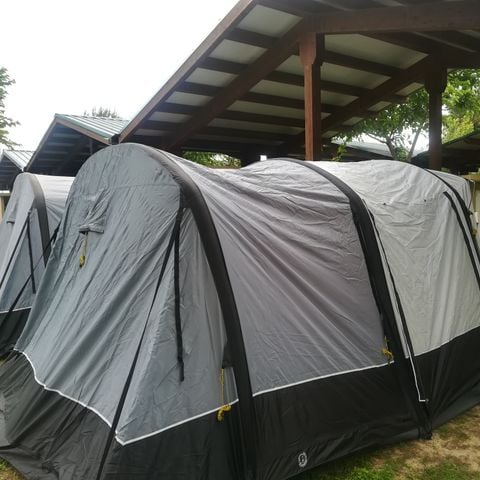 TENDA DA CAMPEGGIO 3 persone - Piazzola Helios con tenda già montata (3,30x3,60 m)