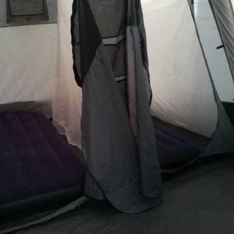 TENDA DA CAMPEGGIO 3 persone - Piazzola Helios con tenda già montata (3,30x3,60 m)