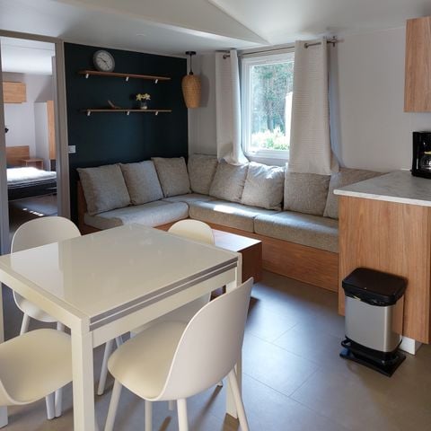 Stacaravan 4 personen - 004 (2 slaapkamers, 2 badkamers met douche) - Airconditioning, TV, Afwasmachine, Wasmachine - Terras