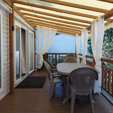 BUNGALOW 4 personnes - 004 (2 chambres, 2 salle d'eau) - Clim, TV, Lave-vaisselle, Lave-linge - Terrasse