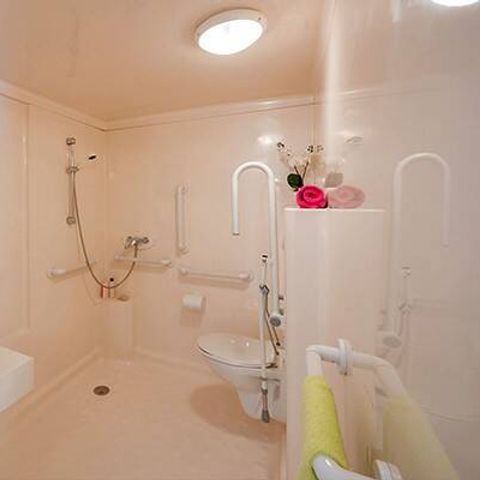 BUNGALOW 4 personnes - PMR | Comfort | 2 Ch. | 4 Pers. | Terrasse surélevée non couverte | Clim.
