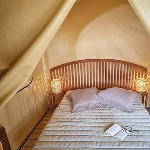 TENTE TOILE ET BOIS 5 personnes - ECOLODGE - petit déjeuner, draps et linge inclus - pas decuisine - sanitaire commun