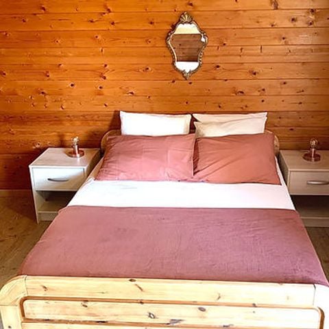 CHALET 4 personnes - GRAND - petit déjeuner, draps et linge inclus - sans cuisine - sanitaires commun