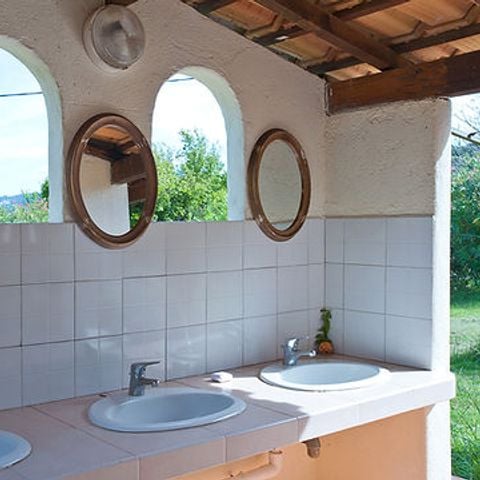 CHALET 4 personnes - GRAND - petit déjeuner, draps et linge inclus - sans cuisine - sanitaires commun