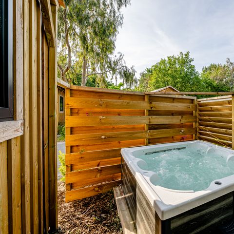 MOBILHOME 6 personnes - Cabane Premium 4 Pièces 6 Personnes Jacuzzi + Climatisé + TV