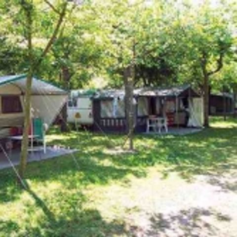 Kampeerplaats - + 1 auto + tent of caravan + elektriciteit