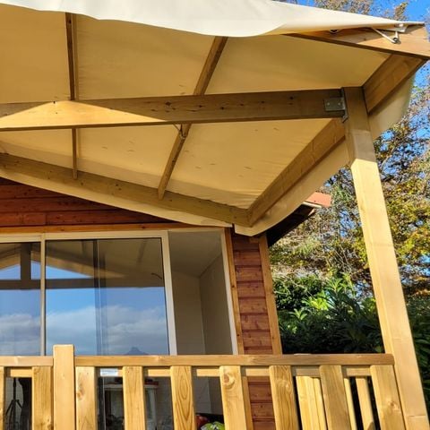 CHALET 4 personnes - Chalet Premium 30m² (2 chambres) + terrasse couverte 12m² + clim + TV + LV 4 pers