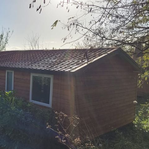 CHALET 4 personnes - Chalet Premium 30m² (2 chambres) + terrasse couverte 12m² + clim + TV + LV 4 pers