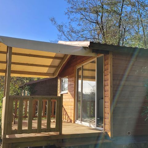 CHALET 4 personnes - Chalet Premium 30m² (2 chambres) + terrasse couverte 12m² + clim + TV + LV 4 pers