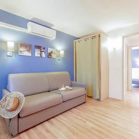 Apartment 4 persons - Classic 4-person flat with one bedroom, terrace and air conditioning
