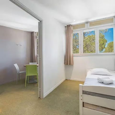 Zimmer 6 Personen - Klassische Maisonette-Wohnung mit 3 Schlafzimmern, für 6 Personen, Terrasse, Klimaanlage