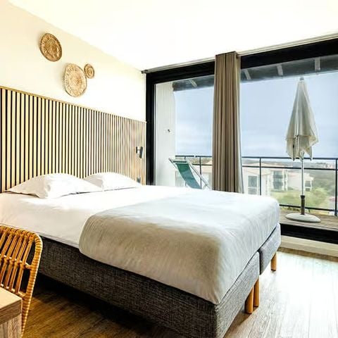 Suite 6 persons - Premium Lgt, 2 bedrooms, sleeps 6, stunning sea views, terrace, air conditioning