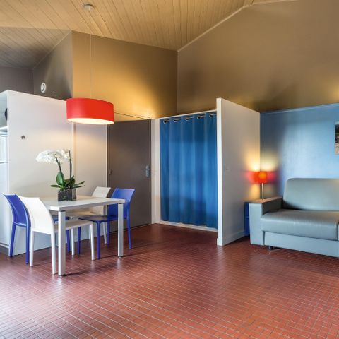 APARTMENT 5 people - Classic Apt, 5-person bedroom, terrace, beachfront 