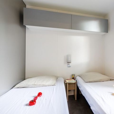 STACARAVAN 6 personen - Comfort Plus | 3 slaapkamers | 6 pers | Overdekt terras | 2 badkamers | TV