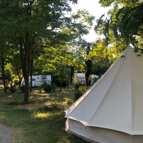 Kampeerplaats - 03 Standplaats L voertuig + elektriciteit 6A +100m